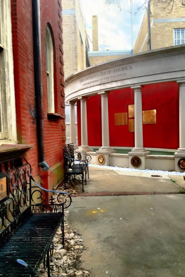 Photograph from the Facebook post “In Natchitoches, behind the old Courthouse museum.”