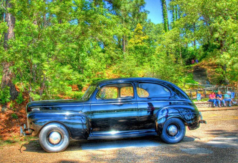 Photograph from the Facebook post “A couple of classic / antique cars I photographed at Hodges Gardens many years ago…”