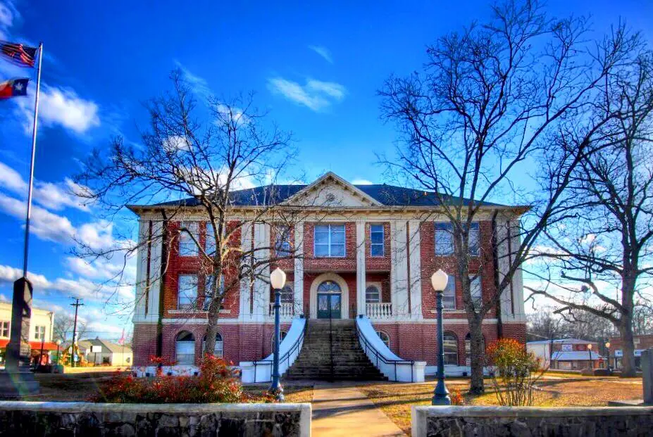 Photograph from the Facebook post “Sabine County Courthouse.”