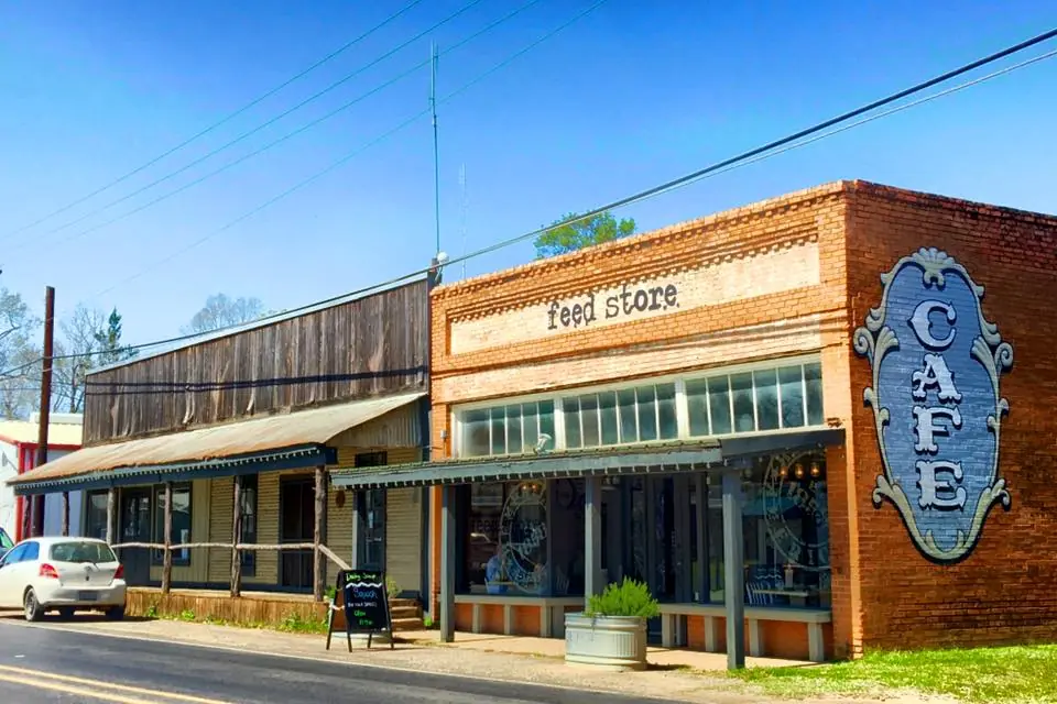 Photograph from the Facebook post “I'm eating at a feed store and loving it!”
