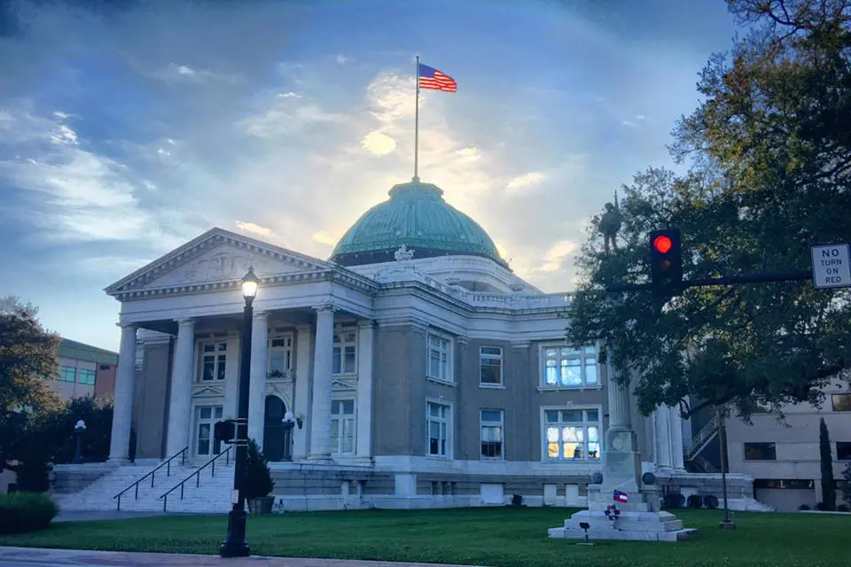 Photograph from the Facebook post “14th Judicial District Courthouse, in Lake Charles, Louisiana.”