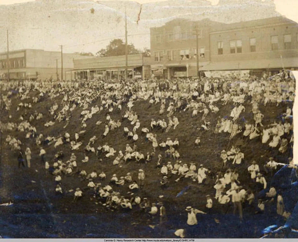 Photograph from the Facebook post “Natchitoches, Louisiana riverbank in the early 1900s.”