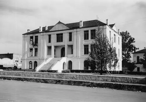 Photograph from the Facebook post “From 1940, Sabine County Courthouse in Hemphill, Texas.”