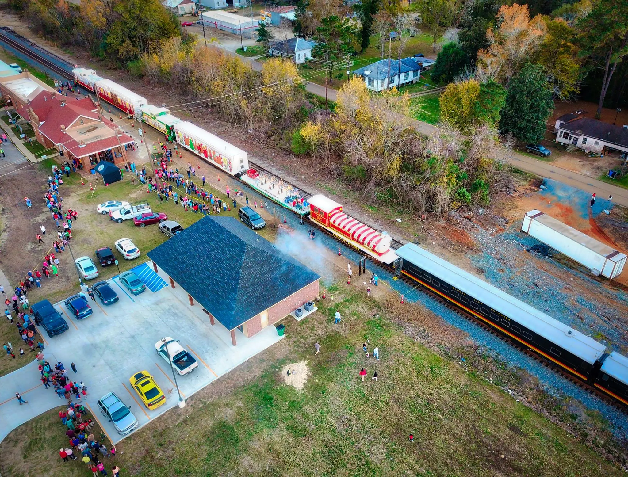 Photograph from the Facebook post “KCS Holiday Express at the Many Train Depot”