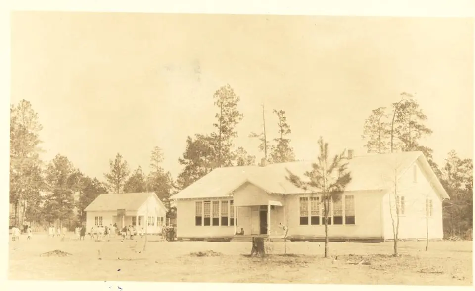 Photograph from the Facebook post “Pine Flat School, 1930.”