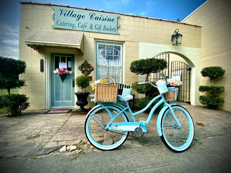 Photograph from the Facebook post “In front of Village Cuisine in Grand Cane (DeSoto Parish)”
